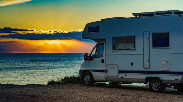 Vignette du programme télé Les folies d'un été en camping-car