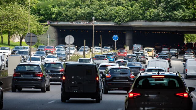 Vignette du programme télé Embouteillages, parkings : dans l'enfer de la route
