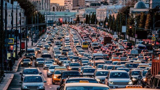 Vignette du programme télé Embouteillages, parkings : dans l'enfer de la route