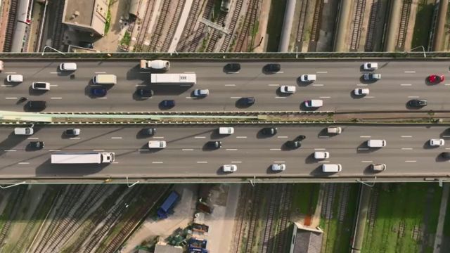 Vignette du programme télé Embouteillages, parkings : dans l'enfer de la route - Saison 1