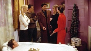 Vignette du programme télé Friends (Celui qui découvrait les joies du bain) S8 (13/24)