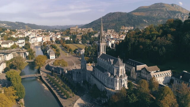 Vignette du programme télé Lourdes, le sanctuaire de la démesure