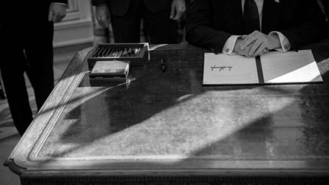 Vignette du programme télé Trump contre la loi