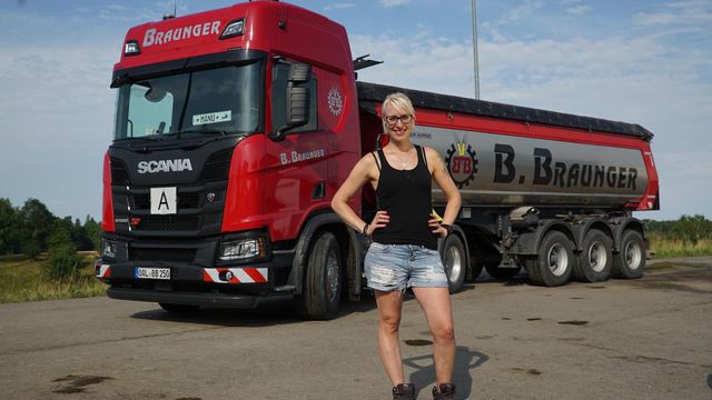 Vignette du programme télé Camions XXL : les reines du volant - Saison 4
